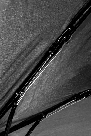 Close-up of black Optimum compact umbrella ribs, frame joints and canopy underside - Optimum
